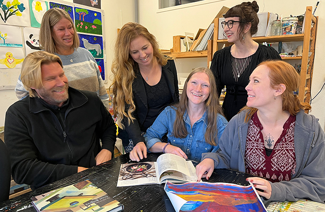 Kollegorna Tom Andreassen, Åsa Lundin, Kim Juliusson Lifwergren, Anna Hedley, Sara Hållstrand och Hanna Windarp i Aktivitetshusets konstateljé. Foto: Rebecka Ljung