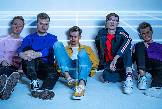 Bild på gruppen Swaydays fem bandmedlemmar som sittande lutar sig mot en vit vägg.