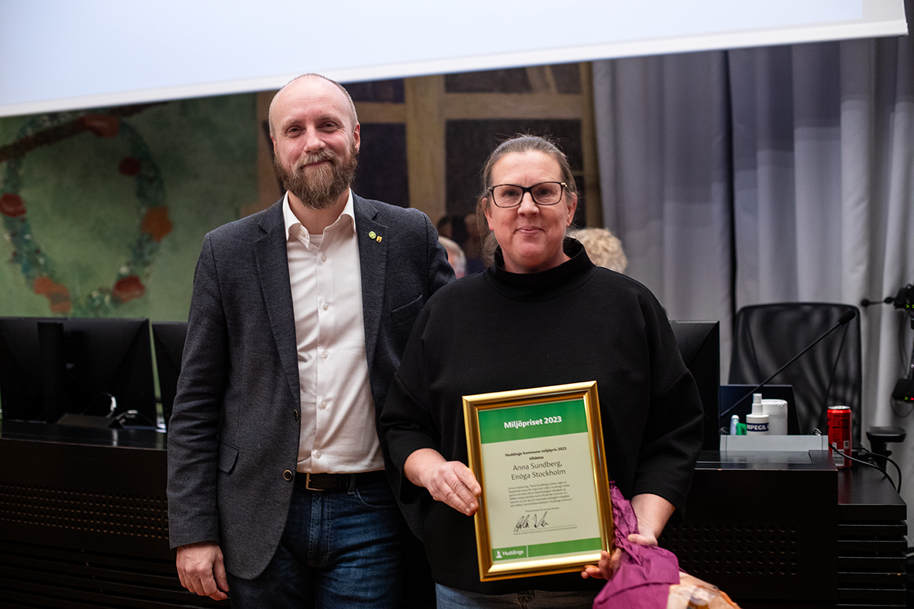Anders Lönroth (MP), kommunalråd med ansvar för klimat- och miljöfrågor, och Anna Sundberg på Enöga Stockholm, under prisutdelningen. Fotograf - Anna Z Ek / Huddinge kommun