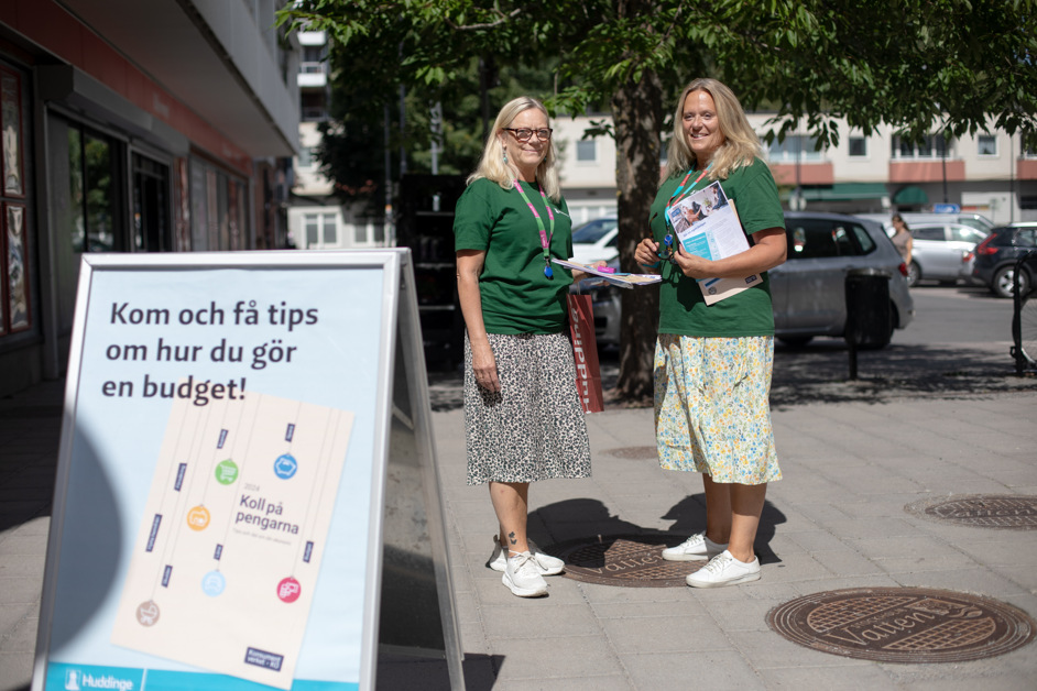 Huddinges budget- och skuldrådgivare var på plats vid pendeln i Trångsund och informerade om hur man gör en budget. Fotograf - Huddinge kommun